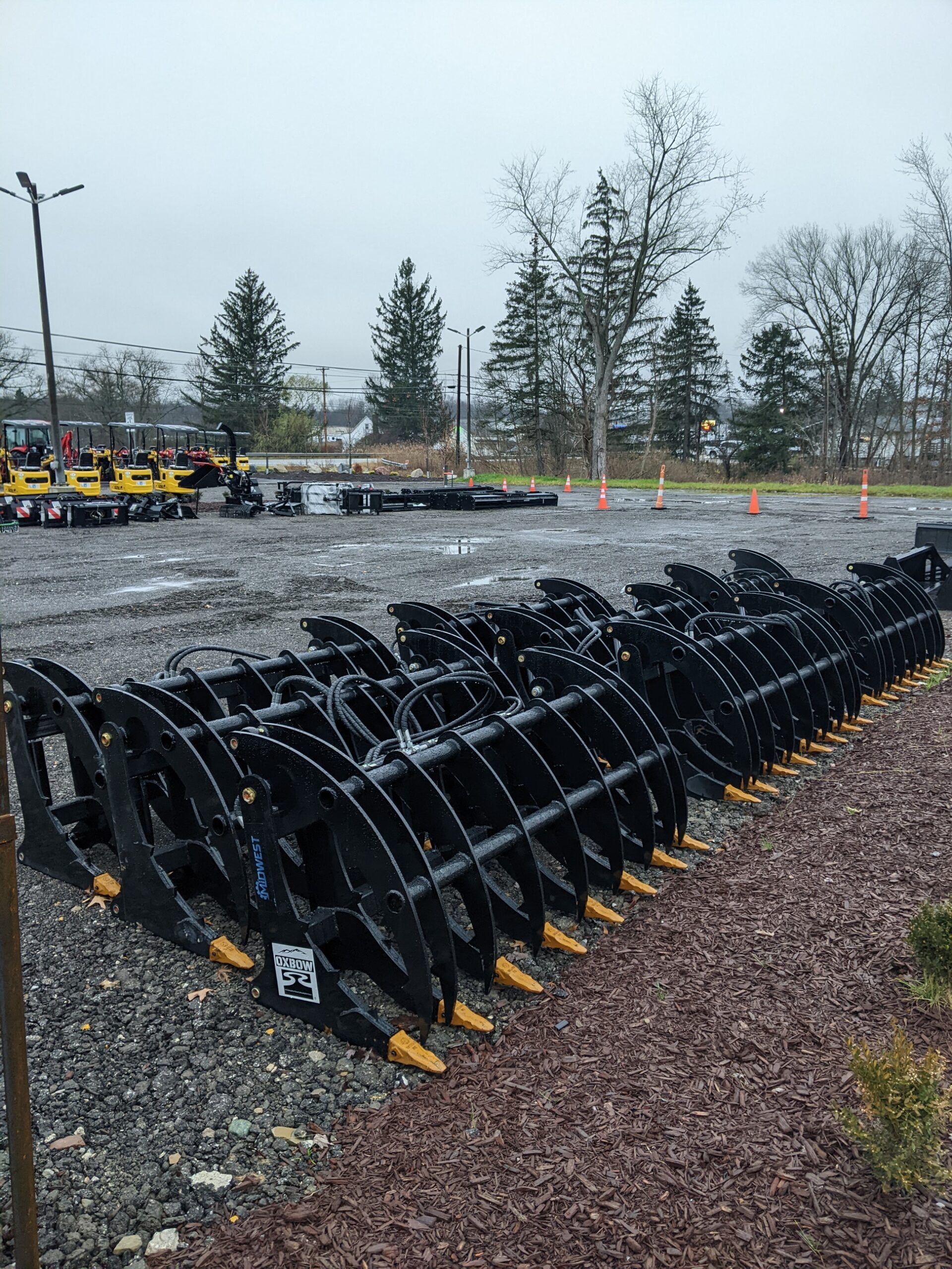 OXBOW Hydraulic, Skid Steer Quick Attach Grapple Bucket (60" and 72" ) - Image 4